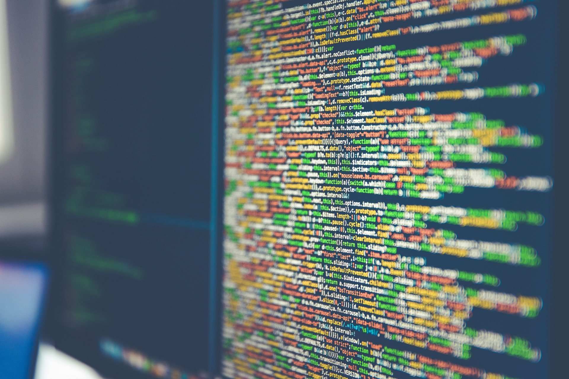 Software colorido o código web en un monitor de computadora