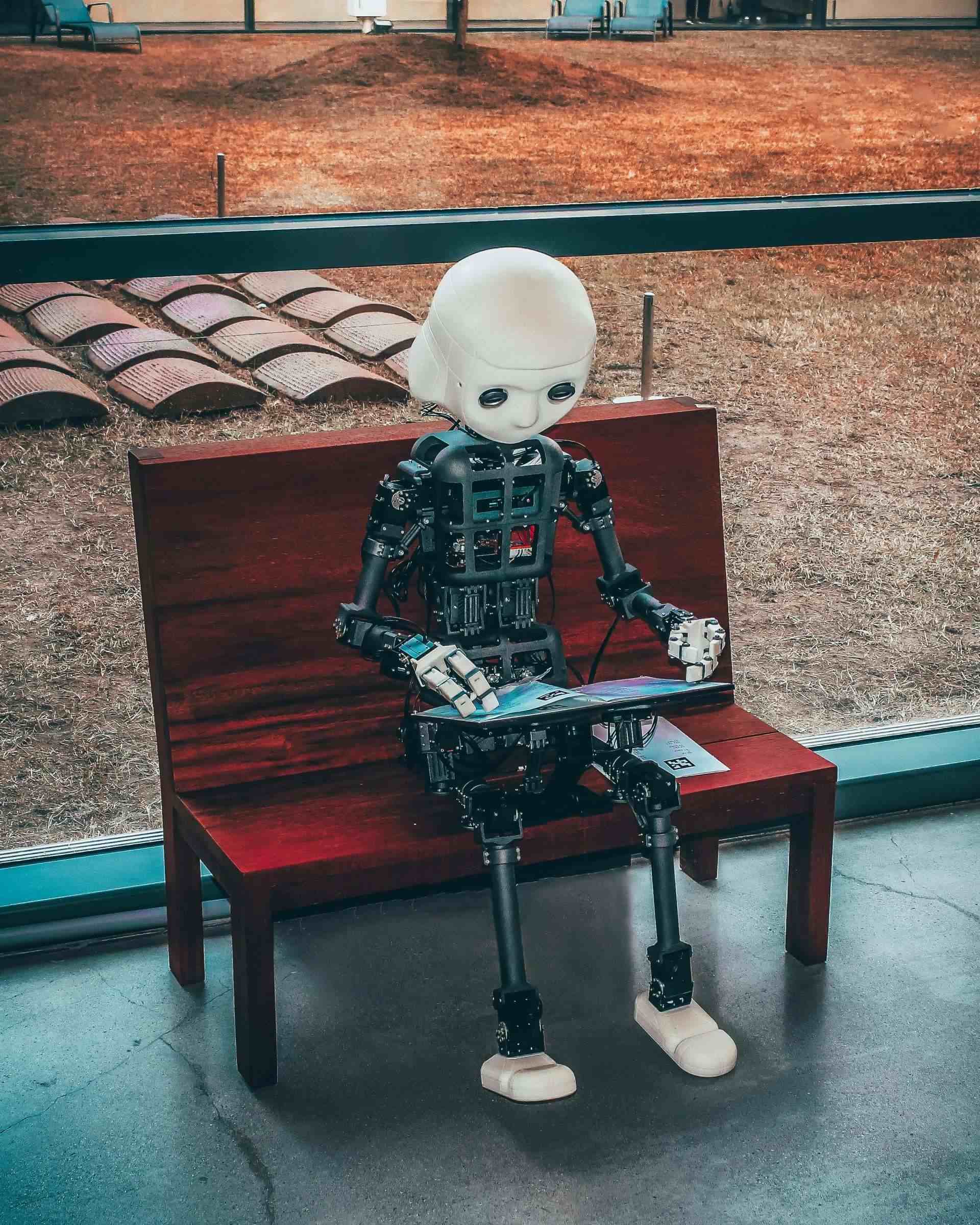 Juguete robot blanco y negro sobre una mesa de madera roja